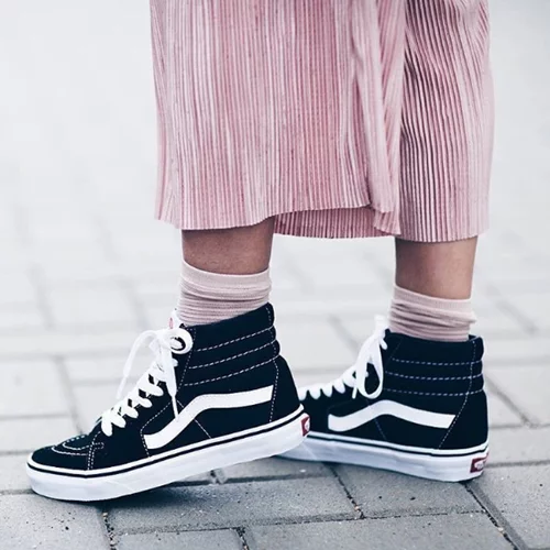 High top sneakers: Δες πώς θα συνδυάσεις τα sneakers μποτάκια