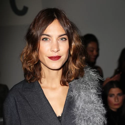 H Alexa Chung φορά με τον πιο απροσδόκητο τρόπο τα sneakers που έχεις από μικρή