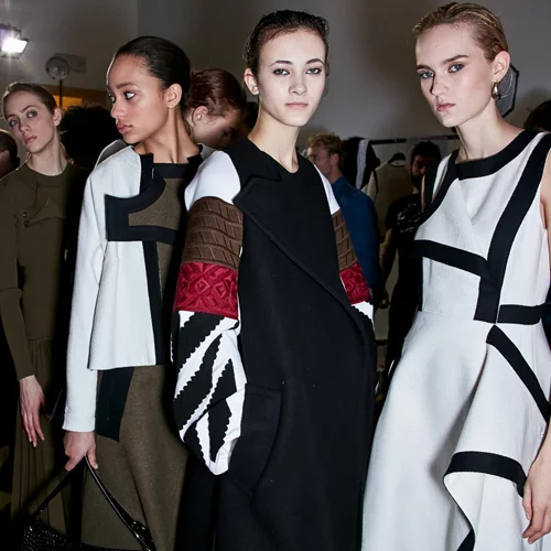 Μποτάκια με φούστα ή φόρεμα: 9 φανταστικοί συνδυασμοί για να αντιγράψεις!