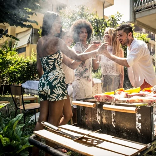 Τσικνοπέμπτη: 5 + 1 tips για να μην το παρακάνεις στο βραδινό τραπέζι