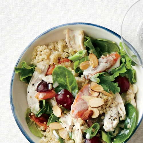 Εύκολες συνταγές για σαλάτα με κοτόπουλο για το γραφείο που είναι πλήρες γεύμα