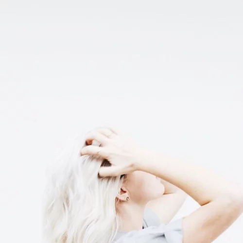 Άσπρες τρίχες λίγο πριν βγεις σε πρώτο ραντεβού; Ορίστε η λύση