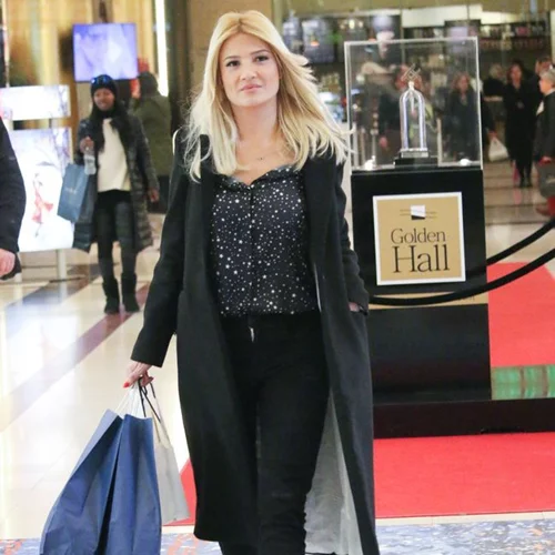 Φαίη Σκορδά: Βόλτα για ψώνια με εντυπωσιακό look