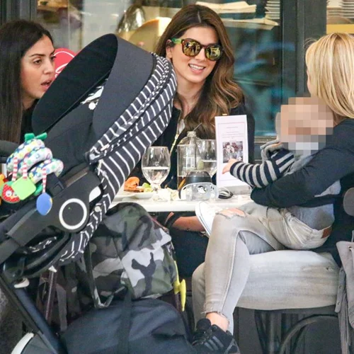 Σταματίνα Τσιμτσιλή: Για καφέ με τις κουμπάρες της