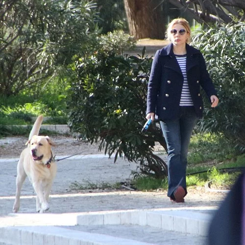 Σμαράγδα Καρύδη - Θοδωρής Αθερίδης: Βόλτα στην Πλάκα με το σκύλο τους