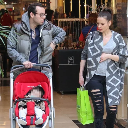 Ελένη Καρποντίνη - Βασίλης Λιάτσος: Βόλτα με τον επτά μηνών γιο τους!