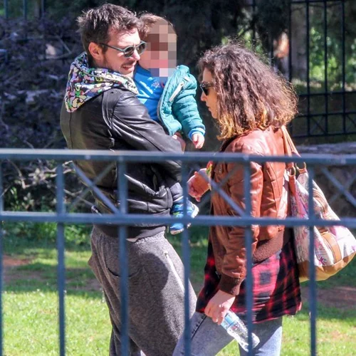 Ιωάννης Παπαζήσης - Βανέσα Αδαμοπούλου: Βόλτα με τον γιο τους