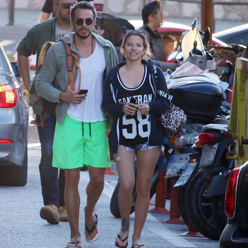 Εριέττα Κούρκουλου: Σπάνια δημόσια εμφάνιση στη Βουλιαγμένη με τον νέο της σύντροφο