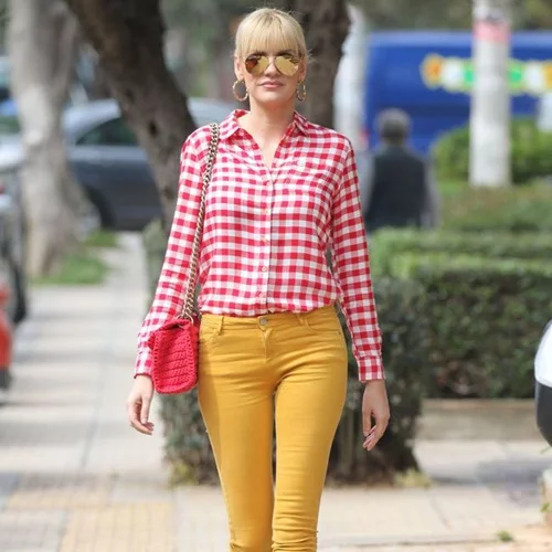 Σάσα Σταμάτη: Βόλτα στην Γλυφάδα με ανοιξιάτικο look