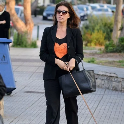 Βάνα Μπάρμπα: Βόλτα στα νότια προάστια με το σκυλάκι της!