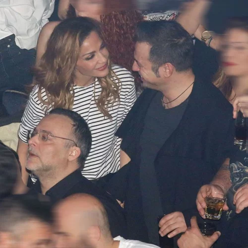 Δέσποινα Βανδή - Ντέμης Νικολαΐδης: Καυτά φιλιά σε νυχτερινή τους έξοδο