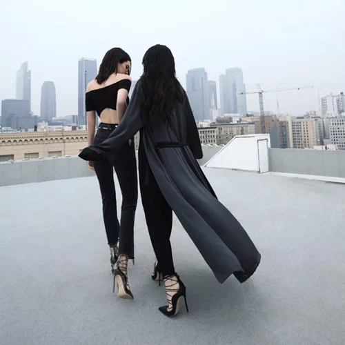 Kendall & Kylie: Βρες τη νέα συλλογή από παπούτσια και τσάντες στα καταστήματα Καλογήρου
