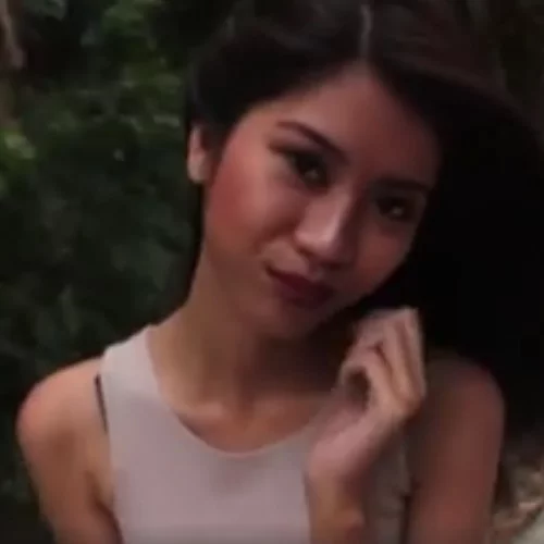 Αυτή η κοπέλα βάφεται ενώ κάνει ποδήλατο! Αυτές είναι ικανότητες..