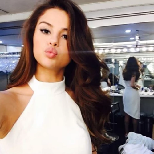 H Selena Gomez είναι η απόδειξη πως το μακιγιάζ κάνει... θαύματα!