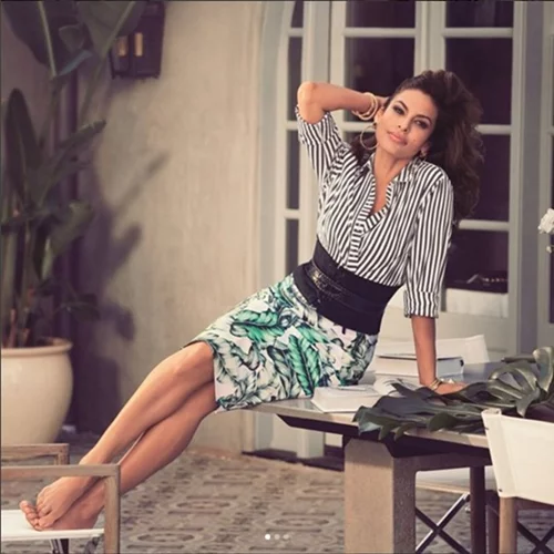 Eva Mendes: Ποζάρει σαν μοντέλο για τη νέα της κολεξιόν