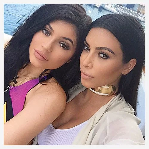 H Kylie Jenner έβαψε την Kim Kardashian για το look των γενεθλίων της