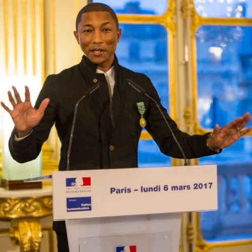 Pharrel Williams: Το τιμητικό παράσημο που πήρε στη Γαλλία
