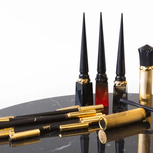 Ο Christian Louboutin κυκλοφορεί δική του σειρά μακιγιάζ μόνο για τα μάτια!