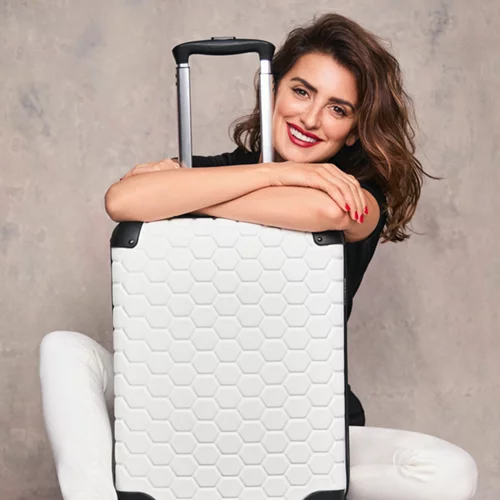 Penelope Cruz: Μπορείς να αποκτήσεις και εσύ τις αγαπημένες της βαλίτσες!