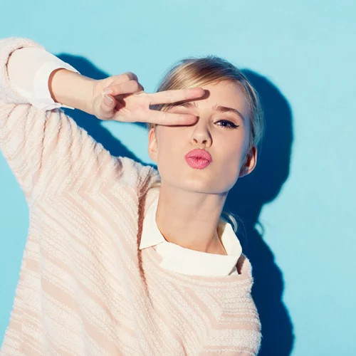 Οι καλύτερες πόζες για φωτογραφίες στο Instagram αν φαίνεσαι μόνο εσύ