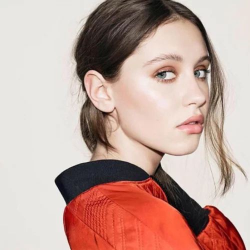 Iris Law | Η κόρη του Jude Law ξύρισε τα μαλλιά της