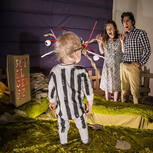 Οι γονείς που αναδημιουργούν σκηνές από ταινίες με τον 2χρονο γιο τους