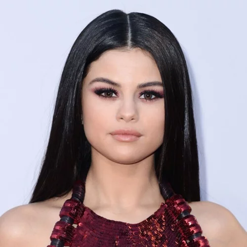 Selena Gomez: "Νιώθω ότι ξέρω τους πάντες αλλά ότι δεν έχω φίλους"