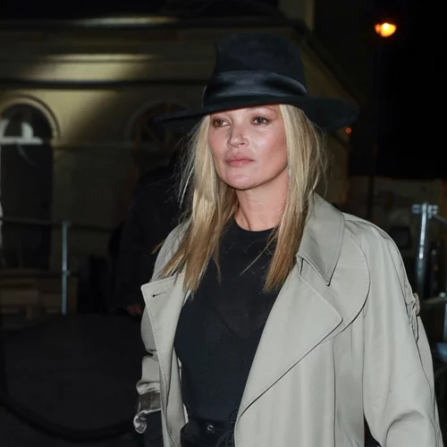 Η Kate Moss σού δείχνει πώς να φορέσεις το trench coat