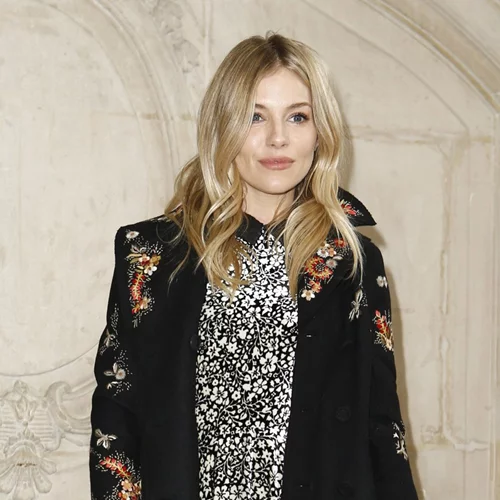 H Sienna Miller φορά την πιο hot ανοιξιάτικη τάση