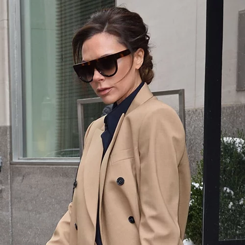 Φαρδύ παντελόνι: Φόρα το όπως η Victoria Beckham για να σε κολακεύει