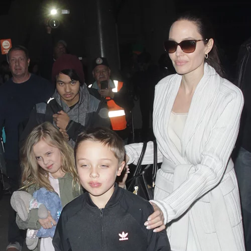Angelina Jolie: Με τα παιδιά της και ανανεωμένο στυλ στο αεροδρόμιο