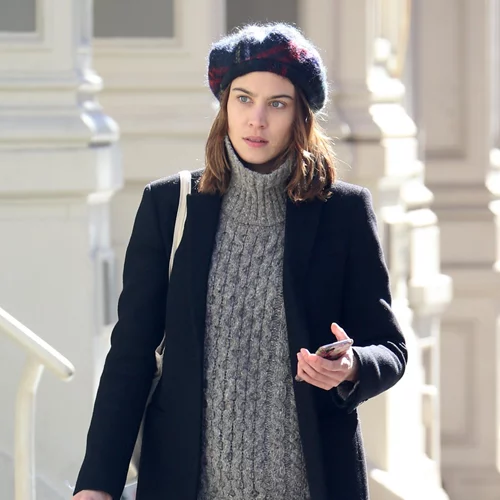 H Alexa Chung φορά ξανά και ξανά αυτά τα μποτάκια