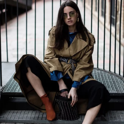 Το ανοιξιάτικο πανωφόρι που φόρεσαν όλα τα it-girls στις Εβδομάδες Μόδας