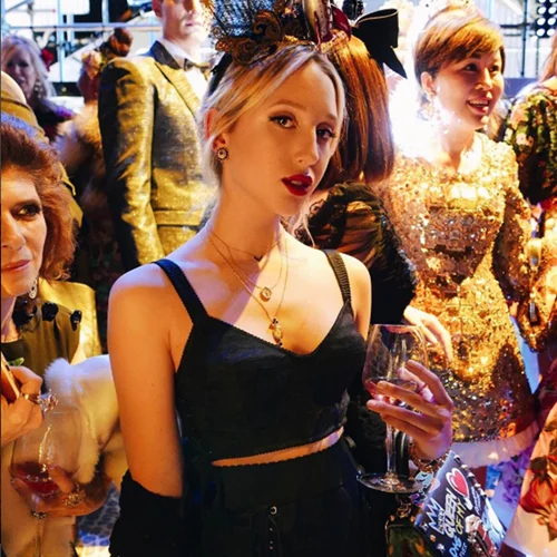 Μαρία Ολυμπία | Το φιλί στο στόμα της εγγονής του Τέως με φίλη της