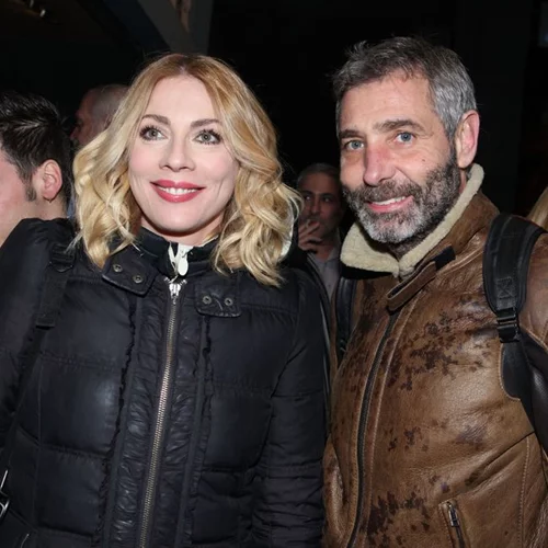 Οι επώνυμοι που βρέθηκαν στην επίσημη πρεμιέρα της παράστασης «Δείπνο Ηλιθίων»