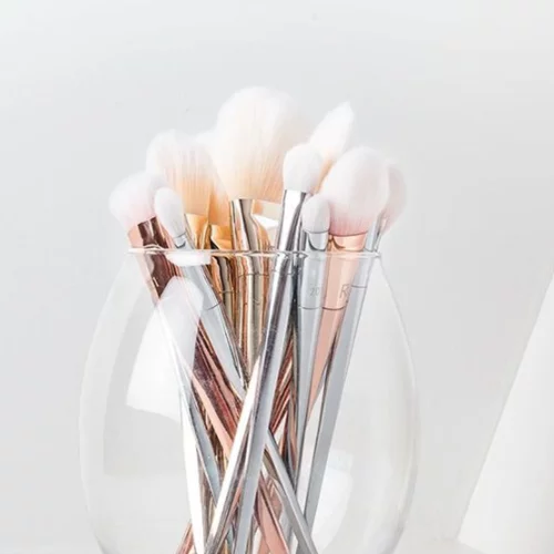 Αυτός είναι ο τρόπος να καθαρίζεις τα πινέλα σου σε μισό λεπτό και να μην το έχεις άγχος