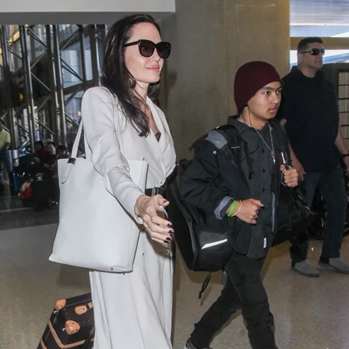 Angelina Jolie: Πιο κομψή από ποτέ στο αεροδρόμιο με τα 6 της παιδιά