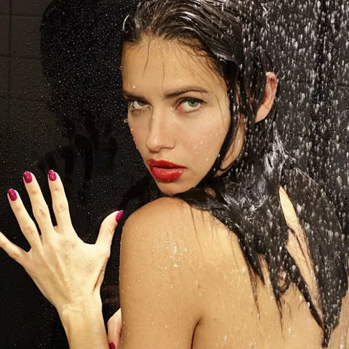 Adriana Lima: Ολόγυμνη στο νέο βίντεο του περιοδικού LOVE