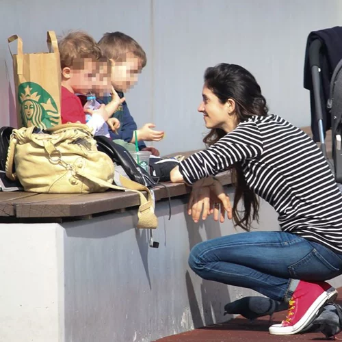 Σοφία Καρβέλα: Η φωτογραφία με τους γονείς της από τα παιδικά της χρόνια