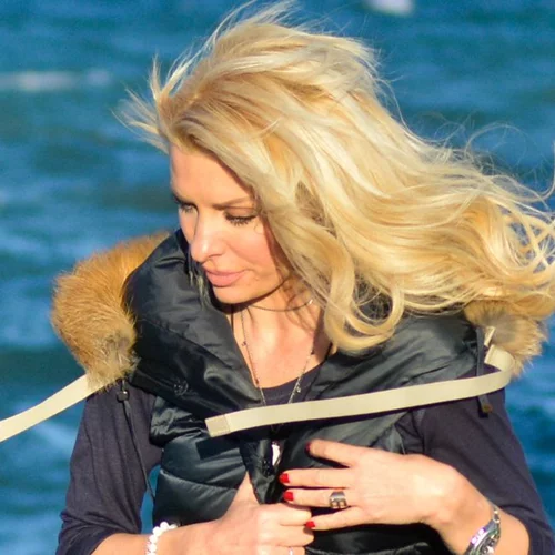 Ελένη Μενεγάκη: Απόδραση στην Άνδρο με τον Ματέο και τον γιο της