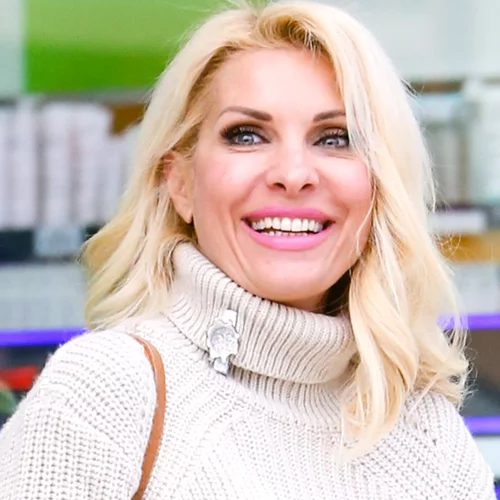 Ελένη Μενεγάκη: Η casual chic εμφάνισή της με σκισμένο τζιν