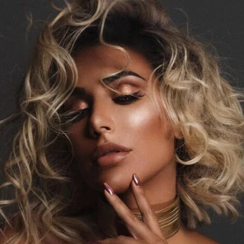 Αυτά είναι τα καλύτερα νέα που ακούσαμε για το Huda Beauty από τα χείλη της Huda (και ναι, μίλησε Ελληνικά)