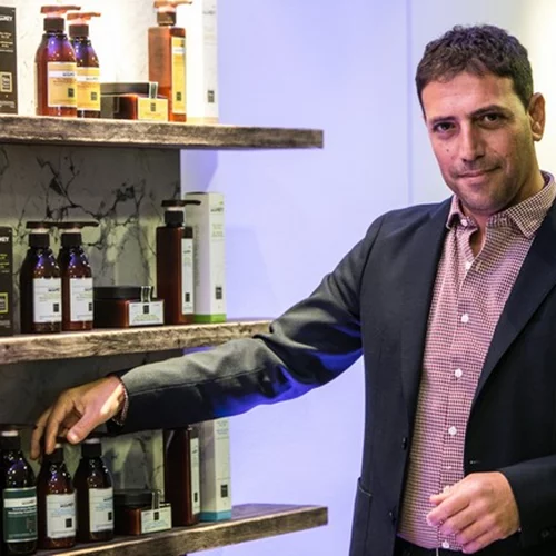 Συναντήσαμε τον δημιουργό της Saryna Key, του αγαπημένου beauty brand για μαλλιά