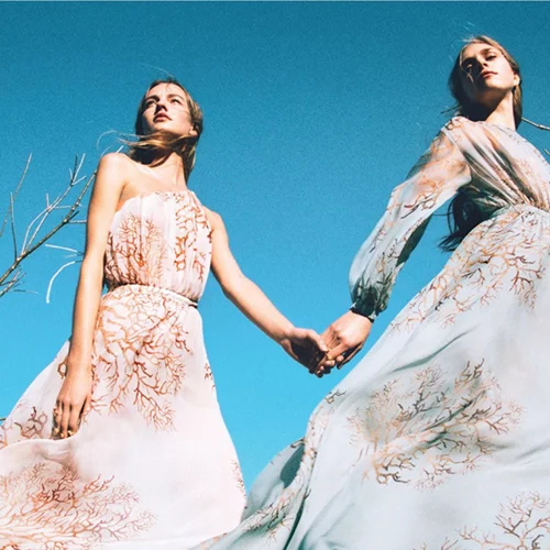 Καλεσμένη σε γάμο; 10 τέλεια φορέματα για κάθε σωματότυπο και budget