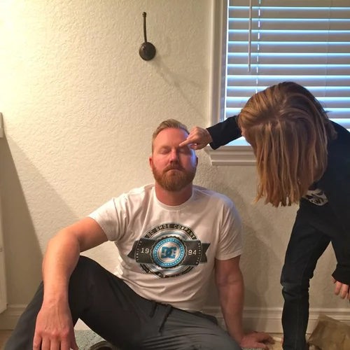 Δες τι κάνει αυτός ο γλυκός πατέρας για τον μικρό γιο του που λατρέυει το μακιγιάζ!