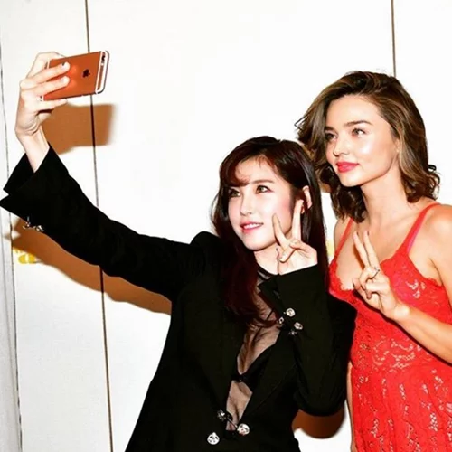 Miranda Kerr: Στο κόκκινο χαλί με φόρεμα H&Μ