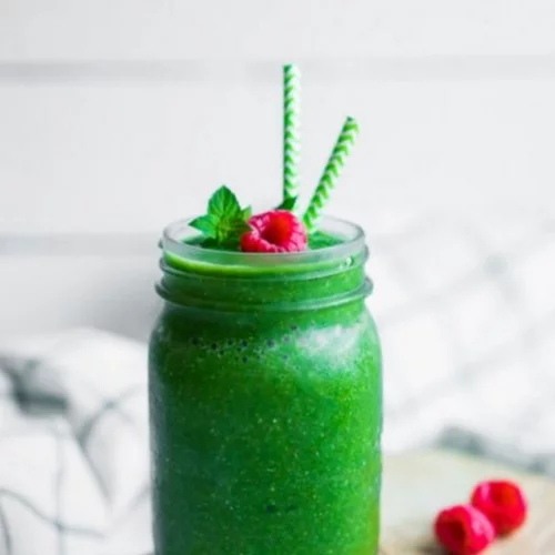 2 πράσινα smoothies αποτοξίνωσης που δρουν χωνευτικά και διώχνουν τις τοξίνες (με λαχανικά!)