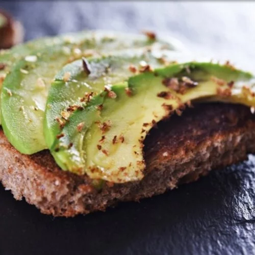 Πώς θα φτιάξεις ψωμί από κινόα (και ένα τέλειο spread με αβοκάντο!)