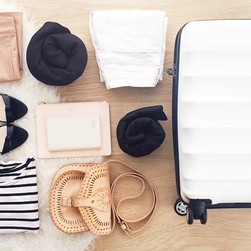 Πάσχα 2017: 10 αγορές για τη βαλίτσα των διακοπών