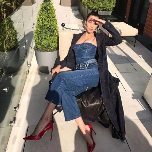 Bella Hadid: Φοράει την απόλυτη τάση της σεζόν στα τζιν